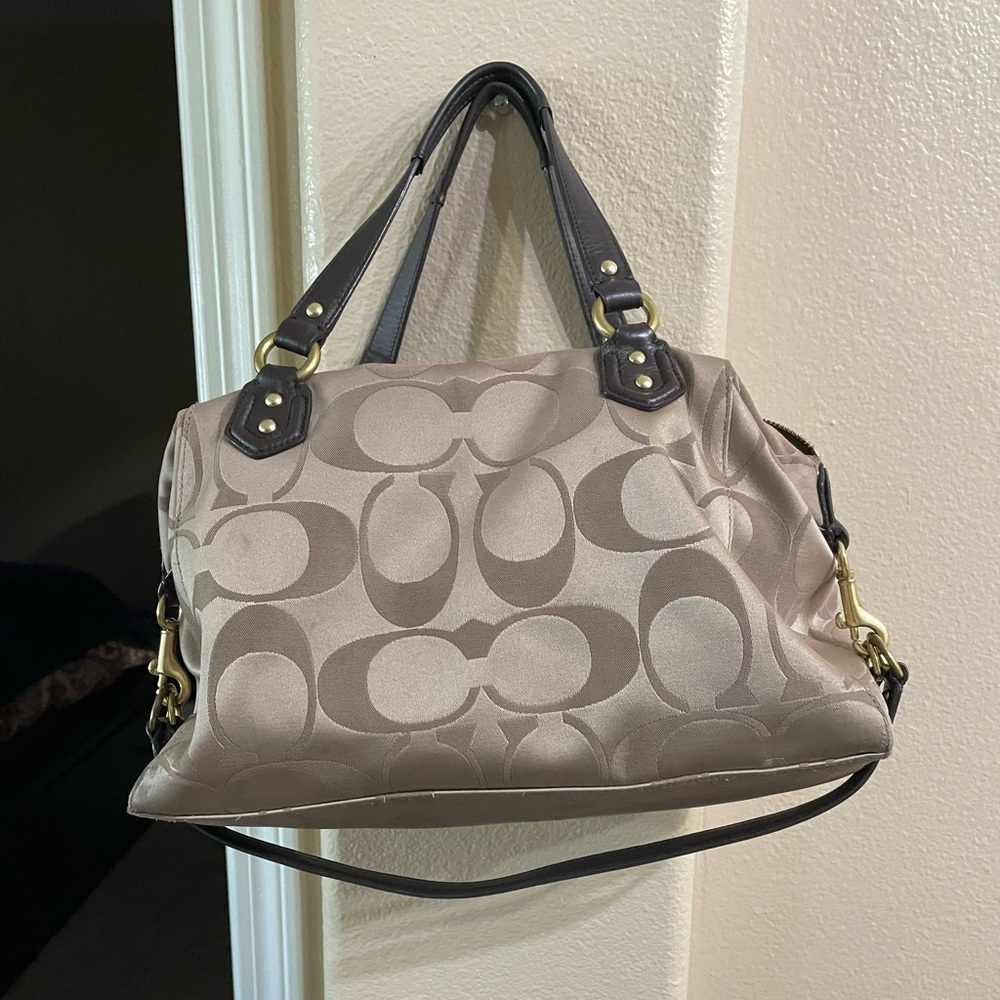 Medium size Coach purse